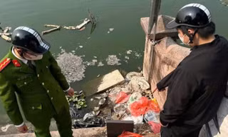 Hà Nội: Bị phạt tiền triệu vì vứt bát hương, bàn thờ gỗ xuống hồ Tây