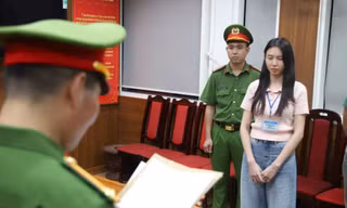 Bắt tạm giam Hoa hậu Nguyễn Thúc Thuỳ Tiên