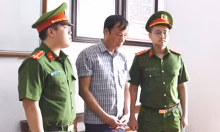 Bắt khẩn cấp chủ tịch xã làm ngơ cho khai thác đất rừng trái phép 