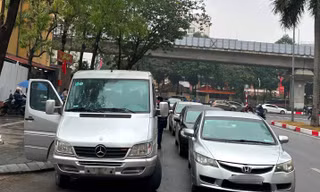 Hà Nội: Ô tô xếp hàng dài quanh các điểm đăng ký xe chờ làm thủ tục 