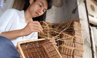 Thủ khoa đan mây tre, kiếm tiền giúp mẹ