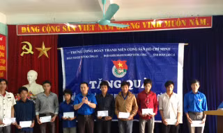 Đoàn khối DN T.Ư ủng hộ đồng bào Lào Cai 100 triệu