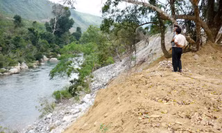 Lòng sông Kôn cũng đang bị hẹp và cạn dần bởi đất đá thải