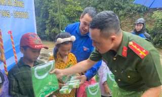 Công an và cán bộ Đoàn đội mưa, băng rừng khởi công cầu vượt suối cho thôn nghèo ở Hà Giang