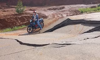 Hãi hùng cảnh người đi xe máy, đi bộ 'phi thân' qua đoạn đường nứt toác ở TP Bảo Lộc