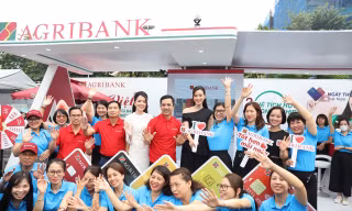 Hoa hậu Đỗ Thị Hà và Hoa khôi Thúy Vi khoe sắc ở gian hàng Agribank