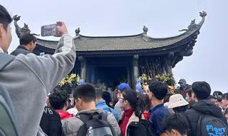 Vạn người chen chân lên đỉnh non thiêng Yên Tử du Xuân