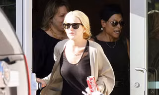 Lindsay Lohan thả rông ngực đi lao động công ích