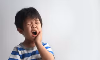 Bác sĩ tiết lộ nguyên nhân chính gây sâu sún răng ở trẻ 1-3 tuổi và sai lầm của cha mẹ khi chăm sóc răng cho con