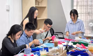 Người trẻ lan tỏa yêu thương từ những món quà Trung thu tự làm