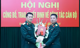 16 cán bộ Quân khu 1 nhận quyết định điều động, bổ nhiệm, nghỉ công tác và nghỉ hưu