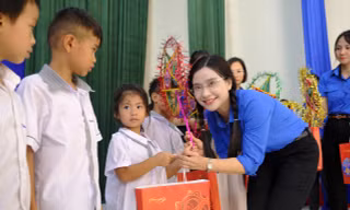 Mang Tết Trung thu đến với trẻ em vùng lũ ở Thái Nguyên