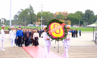 Đoàn đại biểu thanh niên Trung Quốc dâng hoa, viếng Chủ tịch Hồ Chí Minh 