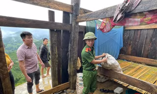 Chiến sĩ công an Cao Bằng hỗ trợ người dân vùng sạt lở, thiệt hại do bão số 3