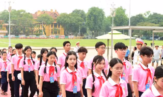 Đại biểu Cháu ngoan Bác Hồ báo công dâng Bác 