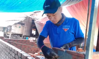 Thủ lĩnh 'biệt đội' thợ xây lan tỏa sống đẹp trên vùng biên giới Việt-Lào