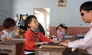 Thầy giáo mù lập mái ấm cho trẻ khuyết tật
