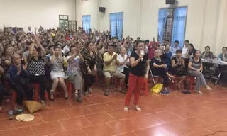 Tiểu thương kiến nghị giữ chợ truyền thống Đồng Đăng *ảnh: Duy Chiến