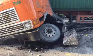 Mất lái, container cày nát hàng chục mét dải phân cách