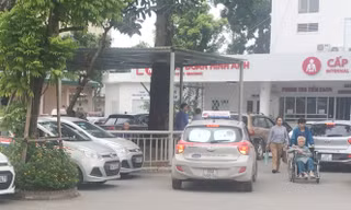 Bệnh viện Bạch Mai 'trần tình' về vụ taxi độc quyền trong bệnh viện