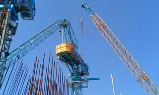Giải cứu thành công 2 cần cầu khủng gãy do bão