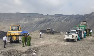  Lực lượng chức năng bắt quả tang xe rác đang đổ rác vào khai trường công ty than Núi Béo.