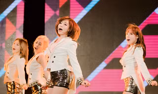 Nhóm nhạc nữ T-Ara khoe da trắng, chân thon