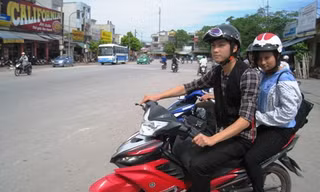 'Dân chơi' chạy xe ôm phục vụ sĩ tử miễn phí