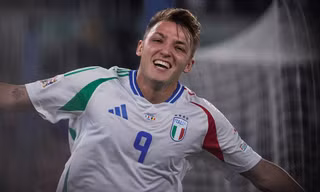 Pha đạp bóng thô bạo khiến Italia trả giá