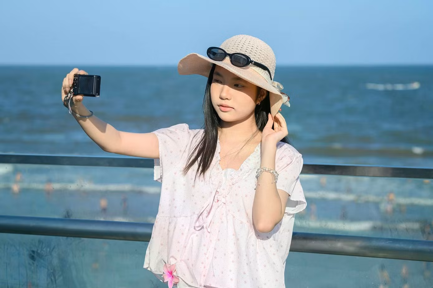"Tôi từ Biên Hòa xuống Vũng Tàu, bị kẹt xe gần 3 tiếng nhưng vẫn rất háo hức vì được đi chơi lễ. Ra tới Bãi Sau, lượng người đông hơn tôi nghĩ. Chúng tôi tranh thủ tắm biển rồi chụp hình check-in cho có kỷ niệm", Nguyễn Hoàn Khánh Ngọc (17 tuổi) chia sẻ.