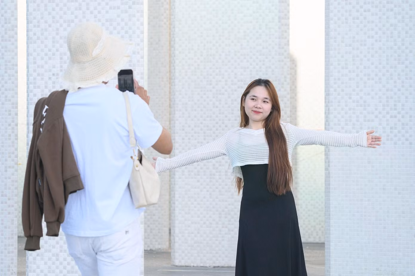 Tháp Tam Thắng trở thành điểm check-in thu hút đông đảo du khách, đặc biệt là giới trẻ, với không gian thoáng đãng và kiến trúc ấn tượng, tạo nên phông nền lý tưởng để chụp ảnh, lưu giữ những khoảnh khắc trong dịp nghỉ lễ.