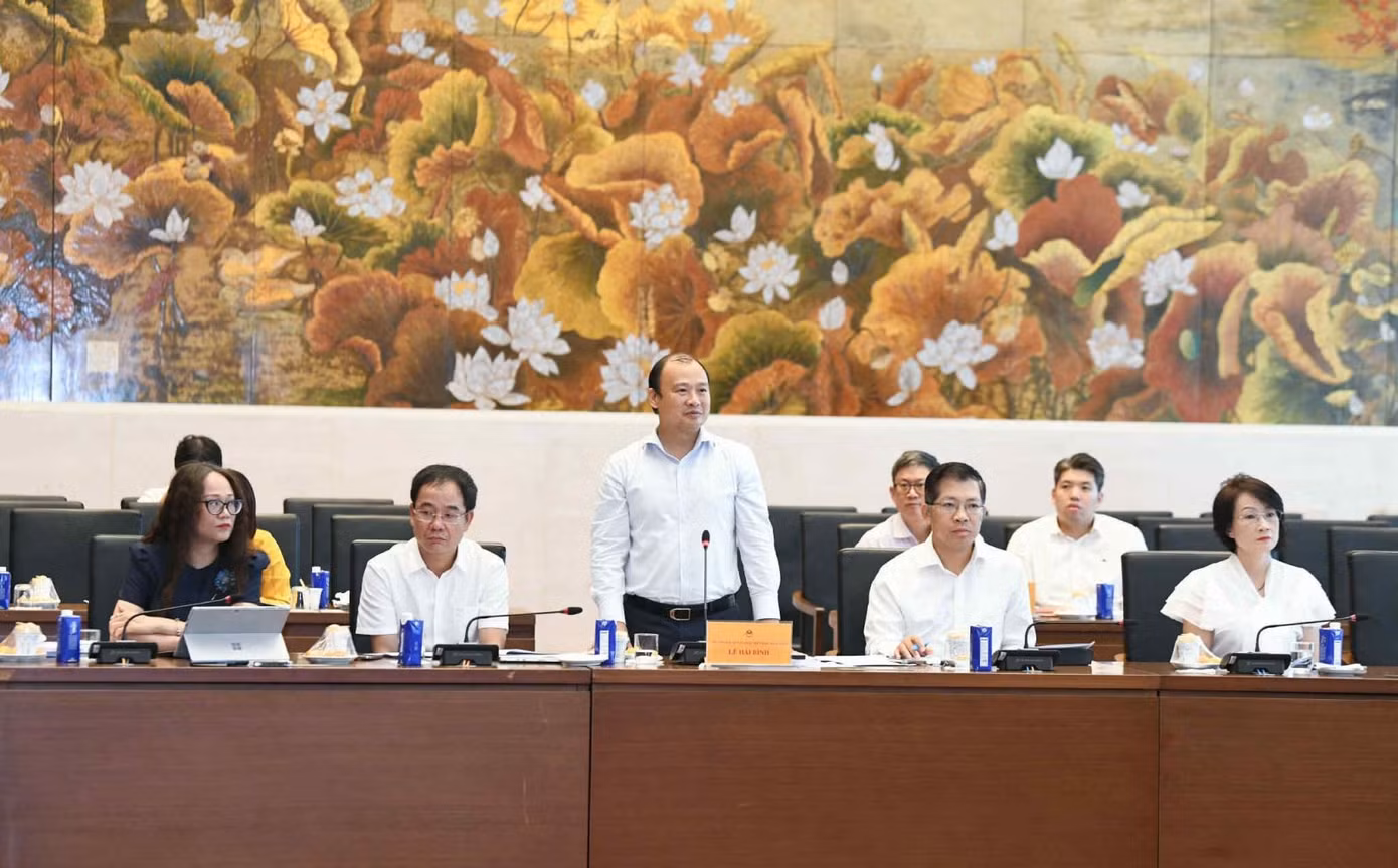 Thứ trưởng Thường trực Bộ Văn hoá, Thể thao và Du lịch Lê Hải Bình báo cáo tại phiên thẩm tra mở rộng của Uỷ ban Văn hoá và Xã hội của Quốc hội. Ảnh: Quốc hội