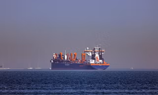 Một tàu hàng neo đậu ngoài khơi bờ biển Dubai, Các Tiểu vương quốc Ảrập Thống nhất, ngày 1/3/2026. Ảnh: EPA.