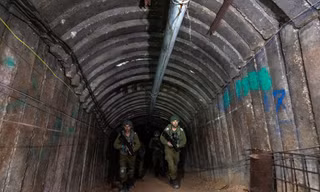 Binh lính Israel đi qua đường hầm có rào sắt do Hamas thiết kế. Ảnh: Reuters.