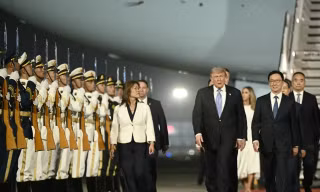 Tổng thống Mỹ Donald Trump được Phó Chủ tịch Trung Quốc Hàn Chính đón tại sân bay quốc tế Bắc Kinh ngày 13/5/2026. Ảnh: Getty Images.