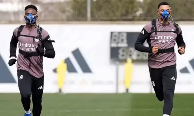 Các cầu thủ Real Madrid đeo mặt nạ K5.
