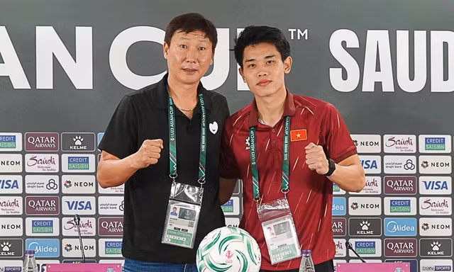 HLV Kim Sang-sik và Đình Bắc.