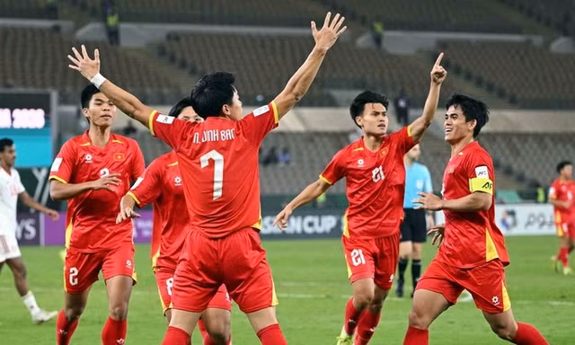 U23 Việt Nam ăn mừng bàn thắng.