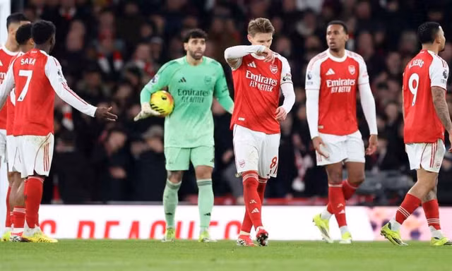 Sự thất vọng của các cầu thủ Arsenal sau thất bại cay đắng trước Man United.