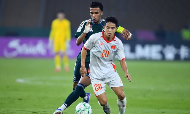 Võ Anh Quân tranh chấp với tiền vệ Saudi Arabia.