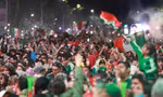 Hàng triệu CĐV Mexico xuống đường ăn mừng chiến thắng, nhiều người thiệt mạng