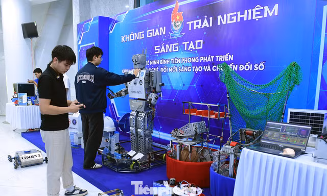 Ấn tượng robot tại Đại hội đại biểu Đoàn TNCS Hồ Chí Minh tỉnh Ninh Bình lần thứ I