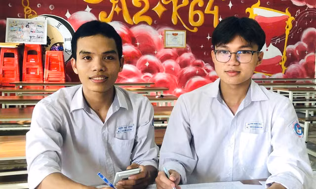 Đôi bạn cùng tiến chung bàn trở thành đảng viên tuổi 18