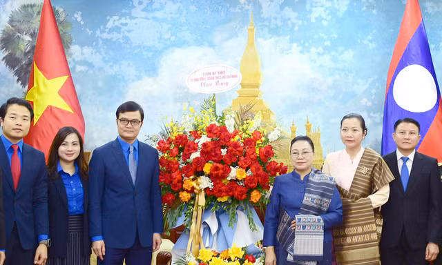 Bí thư thứ nhất T.Ư Đoàn Bùi Quang Huy chúc mừng Đại sứ quán Lào dịp 50 năm Quốc khánh