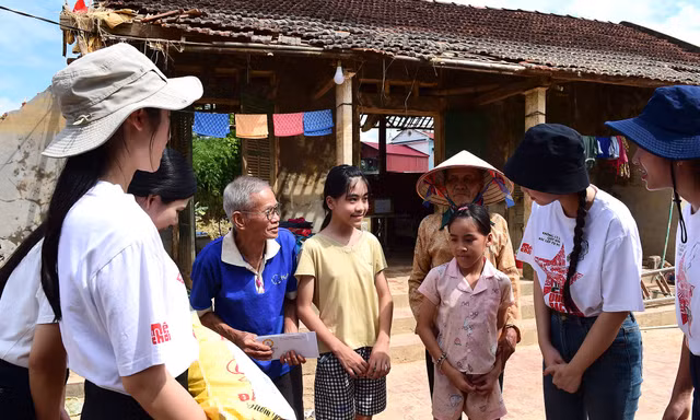 Báo Tiền Phong cùng các nhà hảo tâm tiếp sức đồng bào vùng lũ Thái Nguyên