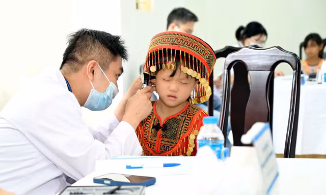 Hơn 1.000 học sinh vùng khó được khám sức khỏe, nhận quà yêu thương dịp tựu trường
