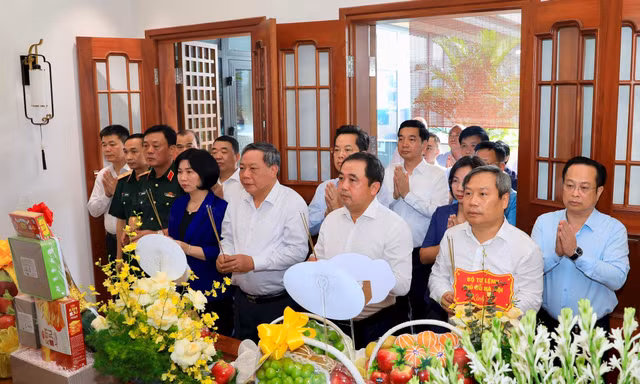 Lãnh đạo thành phố Hà Nội dâng hương tưởng nhớ cố Tổng Bí thư Nguyễn Phú Trọng