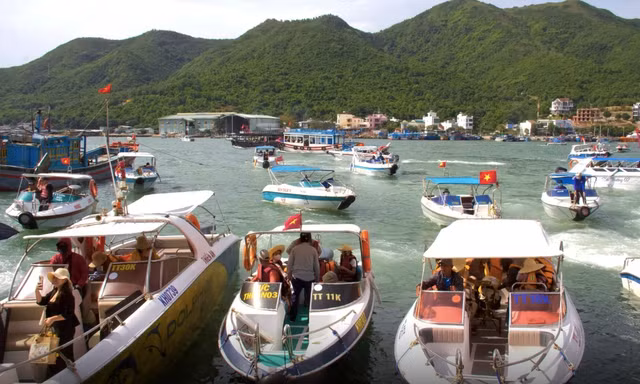 Đông nghịt người đi ca nô du lịch Hòn Mun, Hòn Tằm