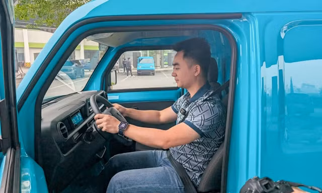 Lái thử VinFast EC Van, tài xế 'thích mê' vì xe gọn, thùng rộng, vào chợ dễ