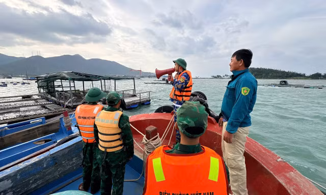 Bộ Quốc phòng hỏa tốc chỉ đạo hai Quân khu sẵn sàng lực lượng trước khi bão số 15 đổ bộ